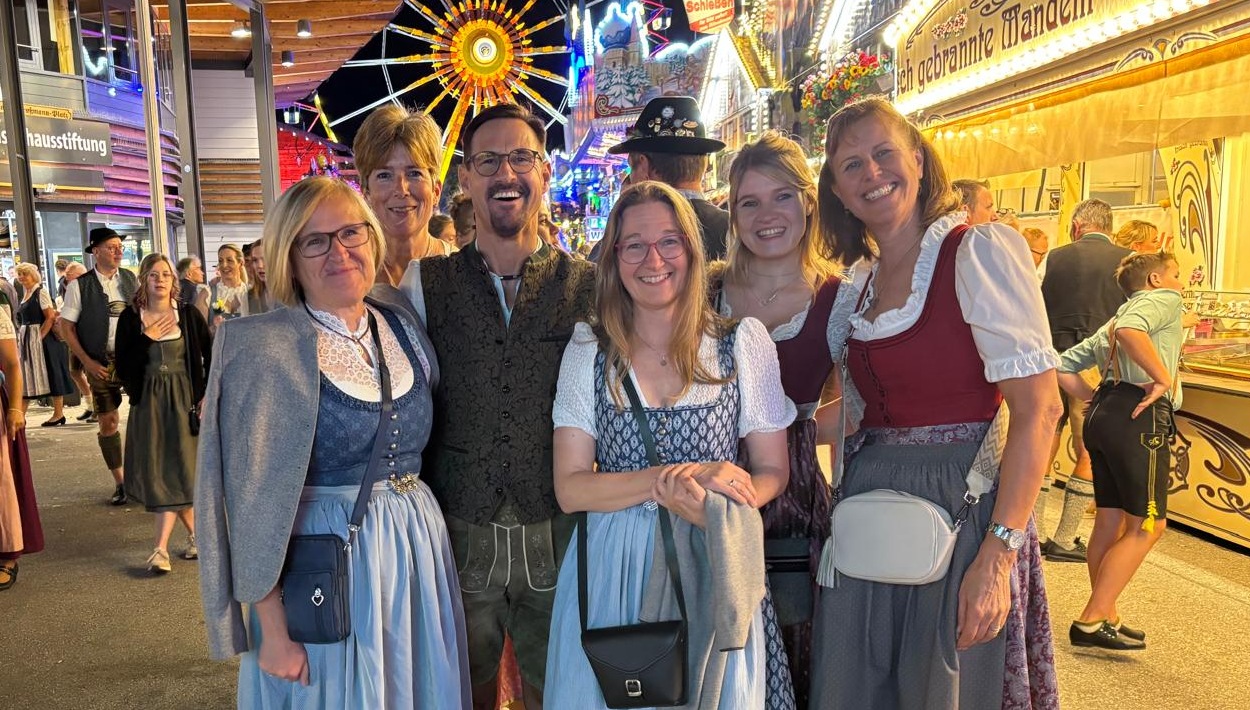 Team der Kanzlei Langer & Mühlbauer in Tracht auf dem Volksfest