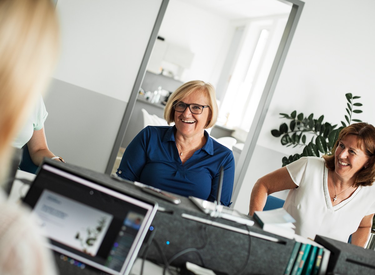 Kolleginnen im Gespräch am Arbeitsplatz